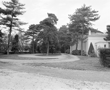 884541 Gezicht op het voorterrein bij de aula (centrale ontvangstruimte) van de 2e Algemene Begraafplaats Kovelswade ...